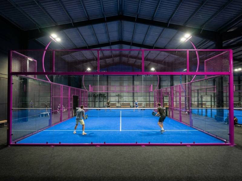 Court de padel full panoramique structure fuchsia parois en verre pour compétitions homologuées FFT