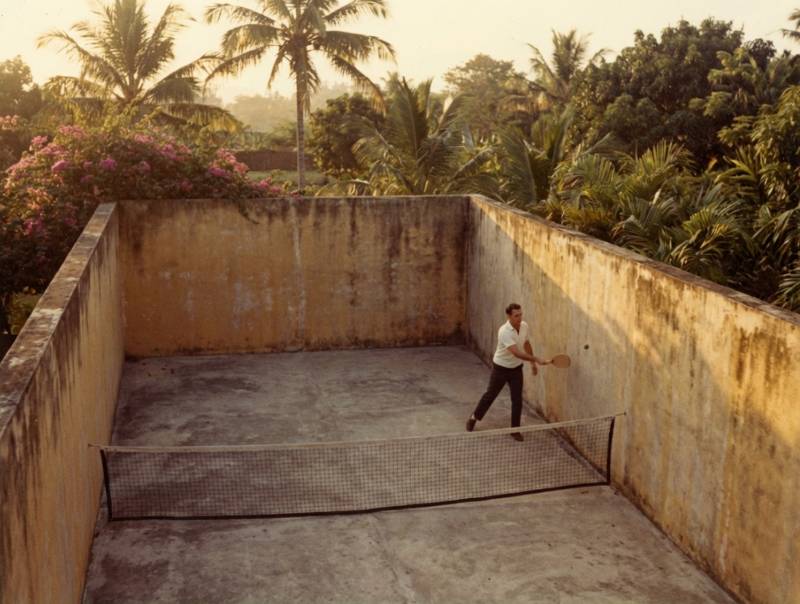 Reconstitution du premier court de padel entouré de hauts murs béton construit par Enrique Corcuera dans son jardin à Acapulco en 1969