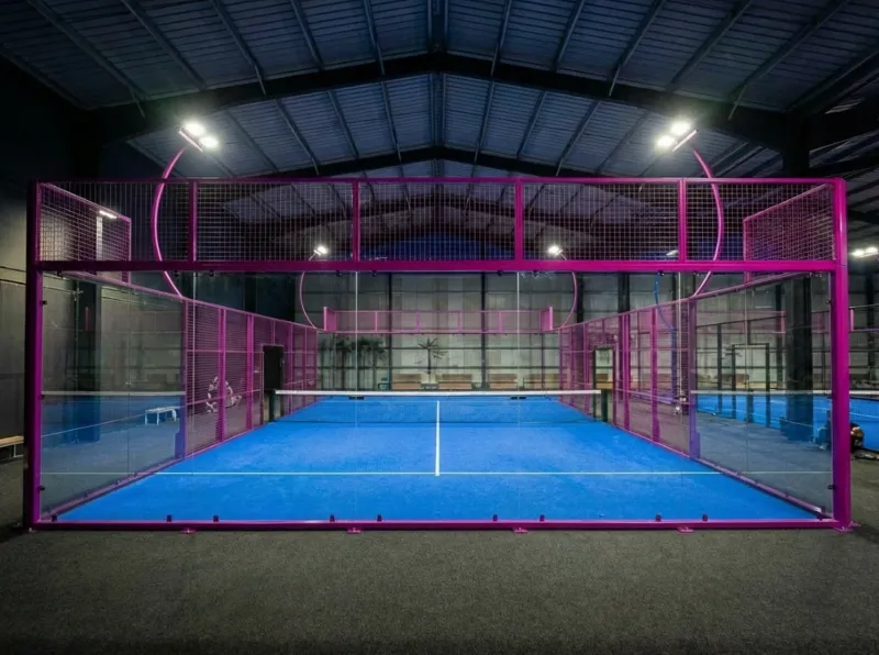 Réserver un court panoramique de padel indoor à Fos-sur-Mer sur une piste premium full glass