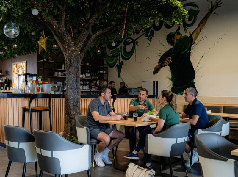 Club de padel près de Martigues avec bar convivial à Fos-sur-Mer pour prolonger le match, débriefer entre amis et profiter d’une vraie ambiance de club après la partie