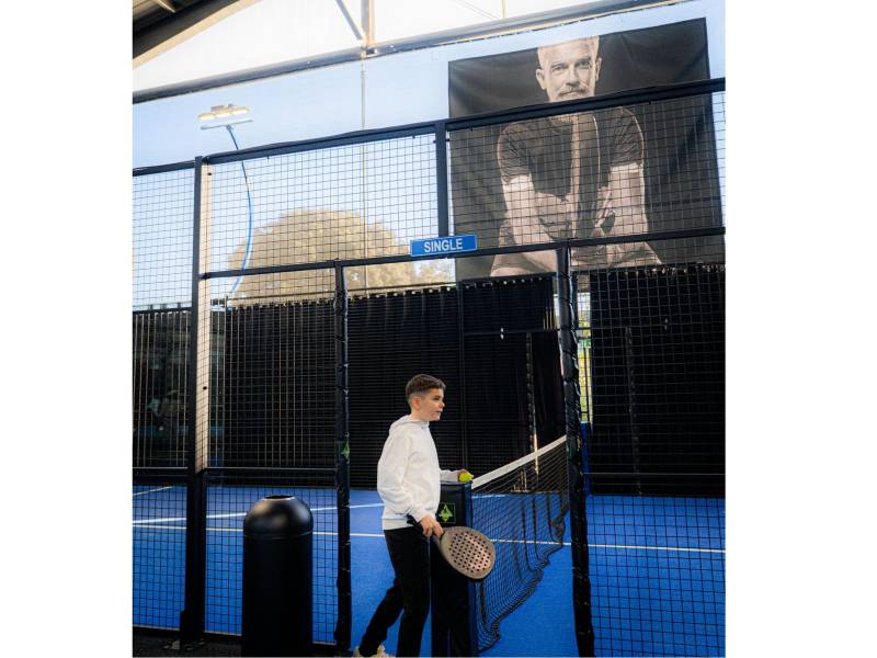 Court de padel single 1vs1 gazon bleu avec grillages noirs et panneau Single Fos sur Mer Bouches du Rhône